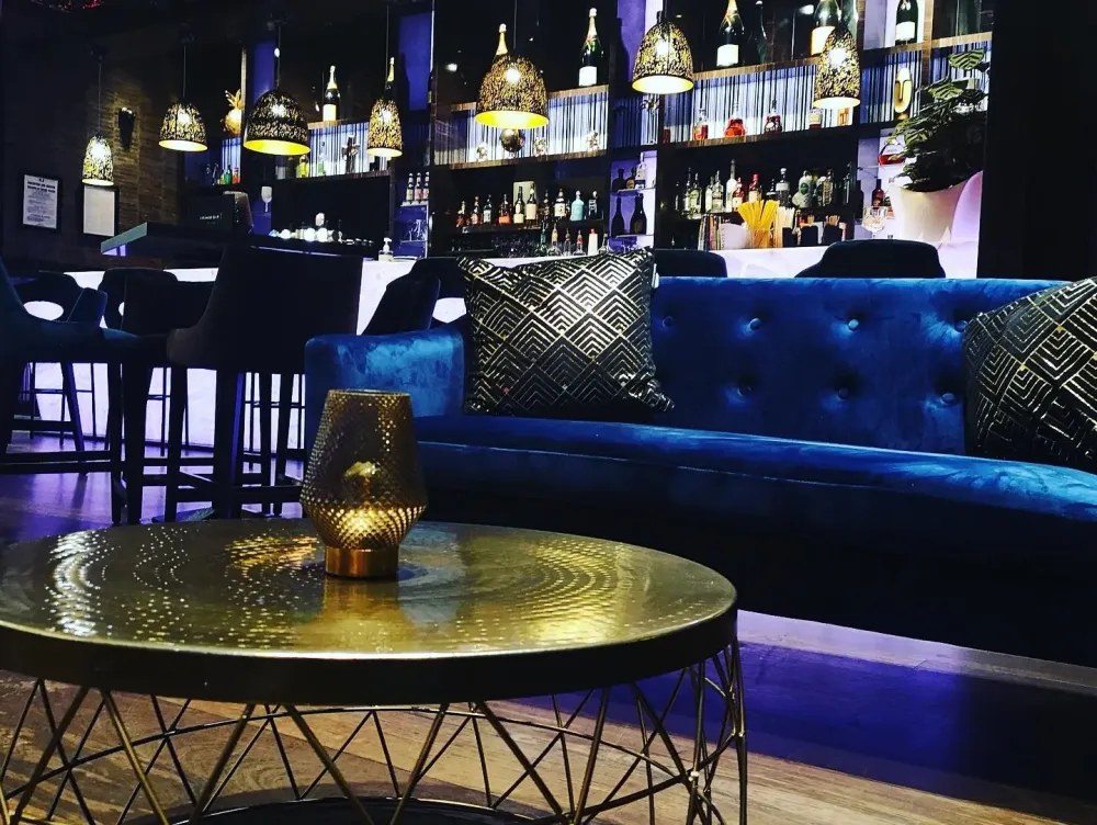 Bar lounge à Aix-les-Bains